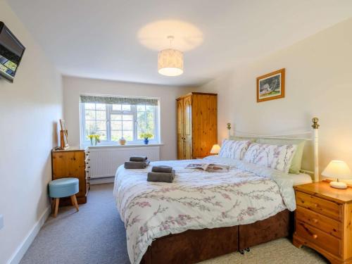 Ένα ή περισσότερα κρεβάτια σε δωμάτιο στο 2 Bed in Melton Constable 75761