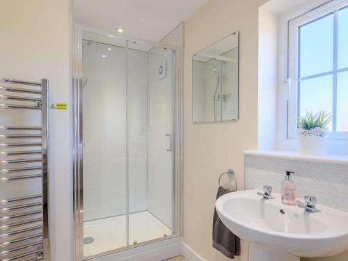 Ένα μπάνιο στο 2 Bed in Melton Constable 75761