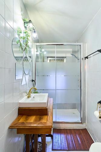 a bathroom with a sink and a shower at Casa Rural Laila in Endrinal