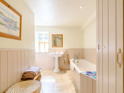 un baño con bañera y lavabo en 3 Bed in Nidderdale HH016, en Pateley Bridge