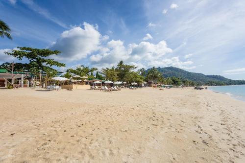 a sandy beach with chairs and umbrellas on it at Lamai Coconut Beach Resort in Lamai