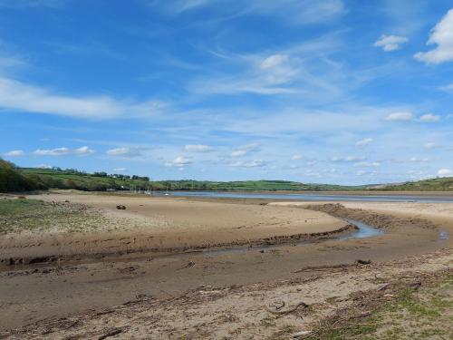 a sandy beach with a body of water at 2 bed in Llansteffan 74268 in Ferryside
