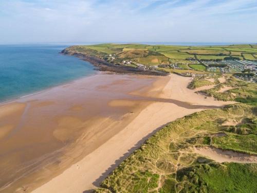 an aerial view of a beach and the ocean at 1 bed in Bampton LIMKC in Bampton