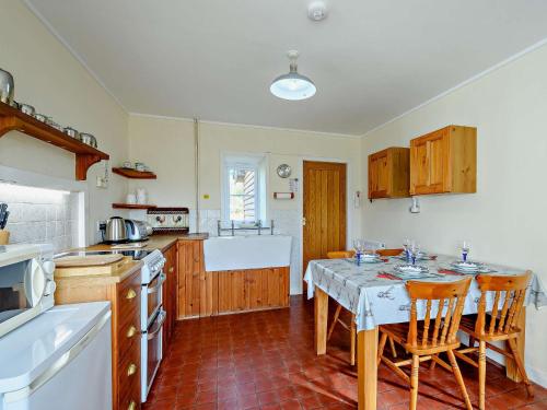 Kuchyň nebo kuchyňský kout v ubytování 2 bed in Strontian CA046