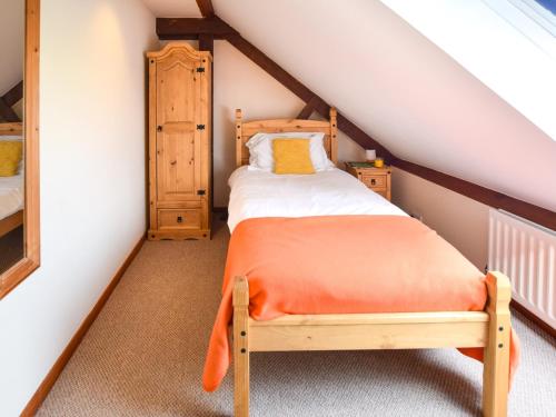 ein kleines Schlafzimmer mit einem Bett im Dachgeschoss in der Unterkunft 2 Bed in Godshill IC078 in Godshill