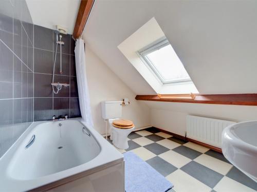 ein Badezimmer mit Badewanne und Toilette in der Unterkunft 2 Bed in Godshill IC078 in Godshill