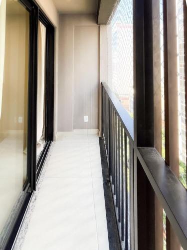 an empty corridor of a building with windows at Skylux Studios de Luxo in Rio de Janeiro