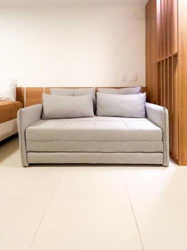a white couch in a living room at Skylux Studios de Luxo in Rio de Janeiro