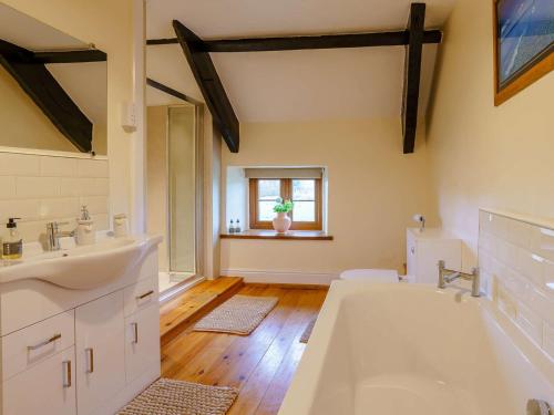 Ένα μπάνιο στο 4 Bed in Abergavenny 88014