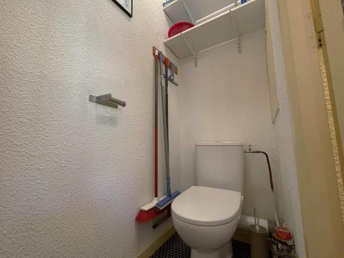 une salle de bain avec des toilettes blanches dans une chambre dans l'établissement Appartement confortable 4 pers, skis aux pieds, Les Ménuires - Fontanettes - FR-1-452-28, aux Menuires