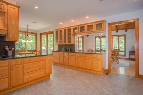 Dapur atau dapur kecil di Dupont Mountain Lodge