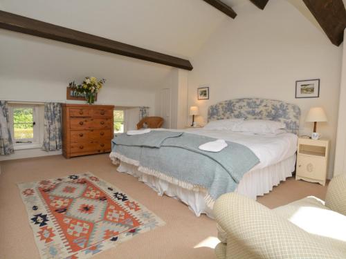 a bedroom with a bed and a dresser and a couch at 1 Bed in Frome St Quintin MANJE in Frome Saint Quinton