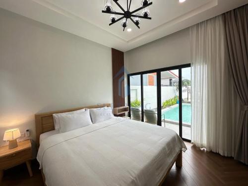 Un dormitorio con una cama grande y una ventana grande. en Villa Nataly LUXURY hotel House in Ao Nang Krabi private pool jacuzzi Palm free kitchen from airport, en Krabi