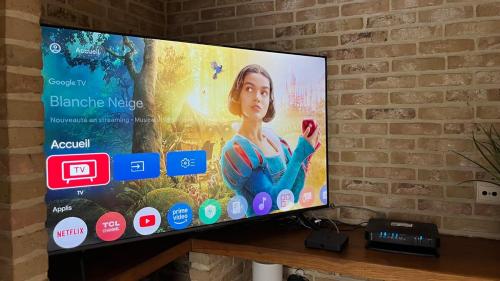 TV a/nebo společenská místnost v ubytování Le Cottage