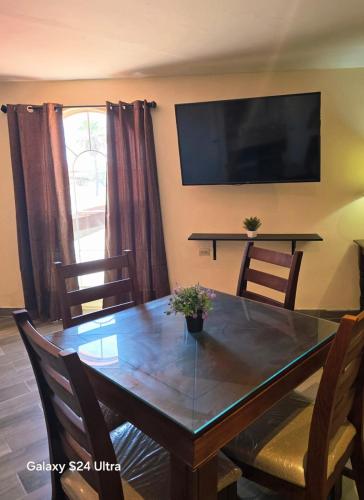 Μια τηλεόραση ή/και κέντρο ψυχαγωγίας στο Hotel Express Inn