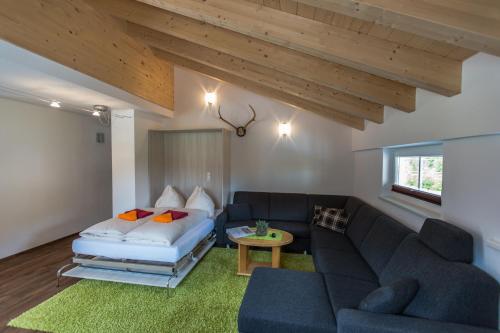 uma sala de estar com um sofá e uma mesa em Haus Sandeck em Ehrwald