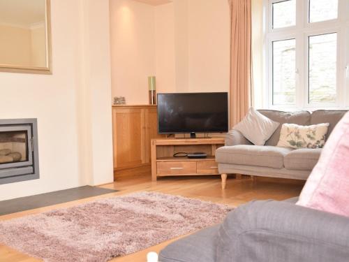 TV a/nebo společenská místnost v ubytování 5 bed in Barnstaple SHIRW
