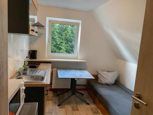 NittendorfにあるPension Monteurzimmer Fremdenzimmerの小さなキッチン(シンク付)、窓