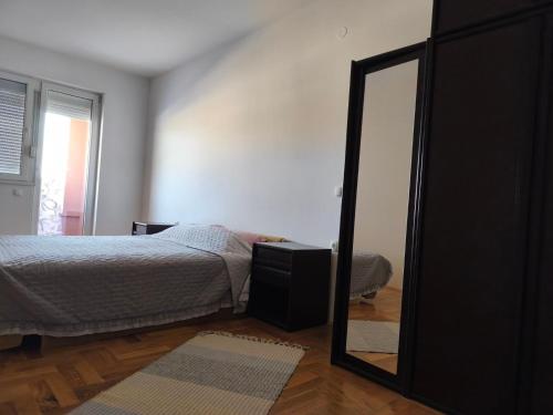 En eller flere senge i et værelse på Elegant 1BdR-Appartment FreeParking