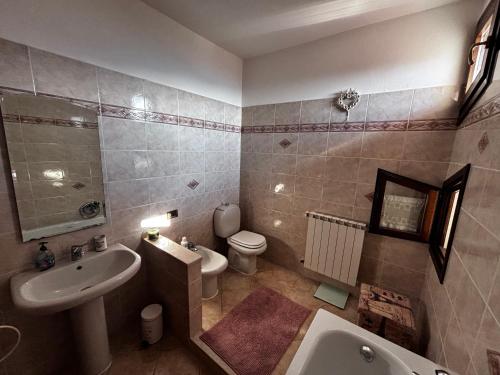 a bathroom with a sink and a toilet and a bath tub at Nido di Luna in Mulazzo