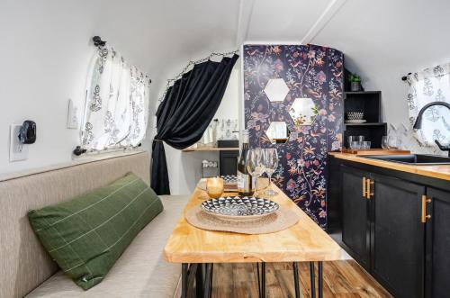 małą kuchnię z drewnianym stołem i zlewem w obiekcie Flight of Fancy Vintage Airstream Rental w mieście Guntersville