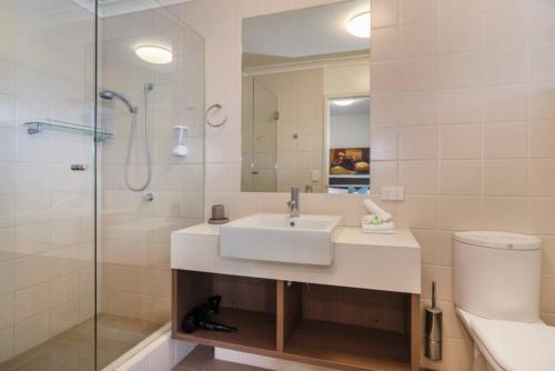 Et badeværelse på Three Seven Six - Walk to Cafés - Family Friendly