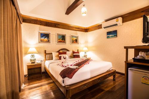 a bedroom with a large bed in a room at Lamai Coconut Beach Resort in Lamai