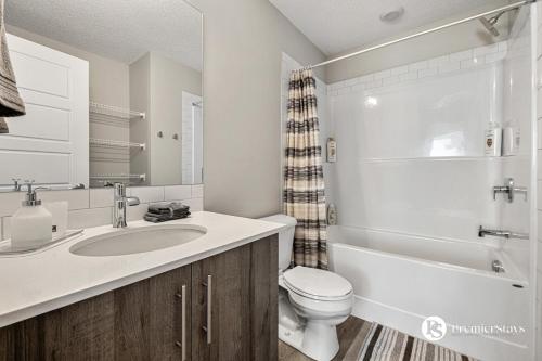 ein Badezimmer mit Waschbecken, Toilette und Badewanne in der Unterkunft Luxury Getaway in Inglewood with 2 Bedrooms Sofa Bed and Heated Underground Parking in Calgary