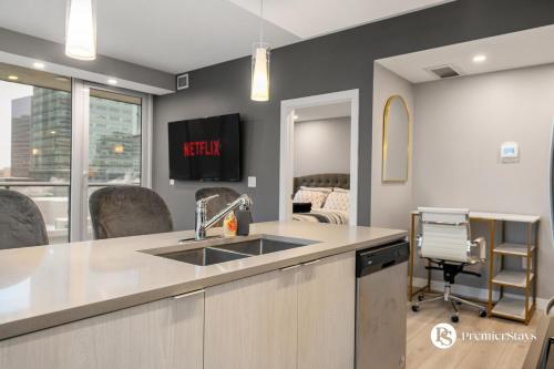 Fotografie z fotogalerie ubytování Central Downtown near Rogers Sleeps 6 with Two Queen Beds and Parking v destinaci Edmonton