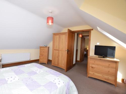 Μια τηλεόραση ή/και κέντρο ψυχαγωγίας στο 2 Bed in Caerwys 41656