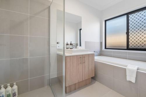 Ένα μπάνιο στο Modern 4BR Family Home in Quiet Ripley Location