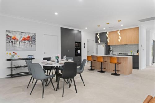 Η κουζίνα ή μικρή κουζίνα στο Modern 3BR Home in Peaceful Park Ridge Estate
