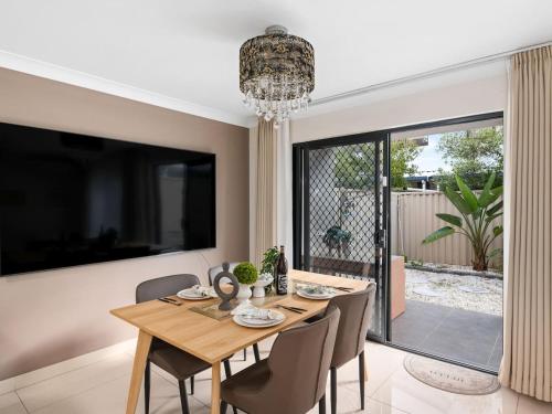 Balkoni atau teres di Modern 3BR Townhouse in Calamvale Near Parks and Shops