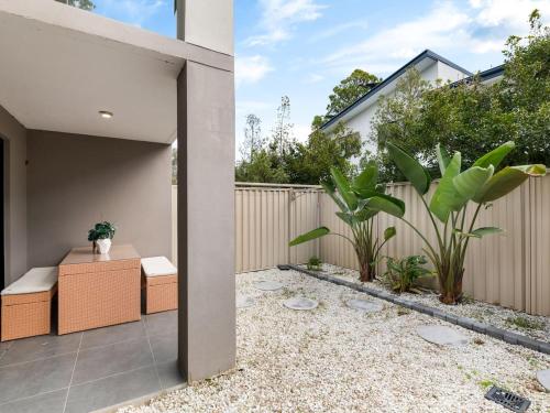 Taman di luar Modern 3BR Townhouse in Calamvale Near Parks and Shops