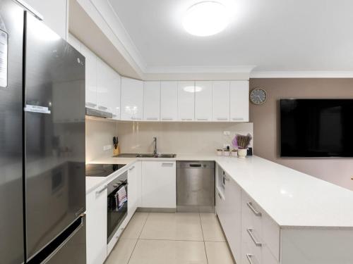 Dapur atau dapur kecil di Modern 3BR Townhouse in Calamvale Near Parks and Shops