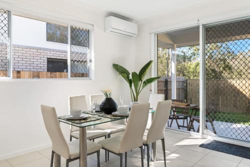 Φωτογραφία από το άλμπουμ του Modern 4BR Comfort in Quiet Park Ridge Location σε Park Ridge