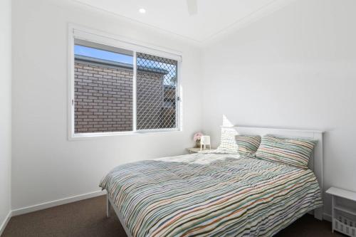 Ένα ή περισσότερα κρεβάτια σε δωμάτιο στο Modern 4BR Comfort in Quiet Park Ridge Location