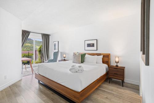 Postel nebo postele na pokoji v ubytování Chic One-Bedroom Condo With Lake View