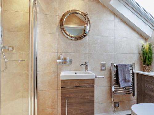 Un baño con ducha con lavabo y espejo. en 3 Bed in Westward Ho 45749, en Northam