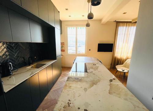 La Fenêtre sur Mer - Superbe Vue Sur Le Portにあるテレビまたはエンターテインメントセンター