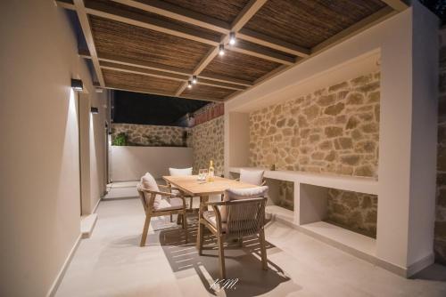 a dining room with a table and chairs at Kalmar mindful living in Palaiochóra