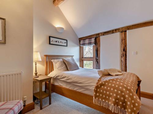 a bedroom with a bed and a window at 3 Bed in Leominster 50507 in Pencombe
