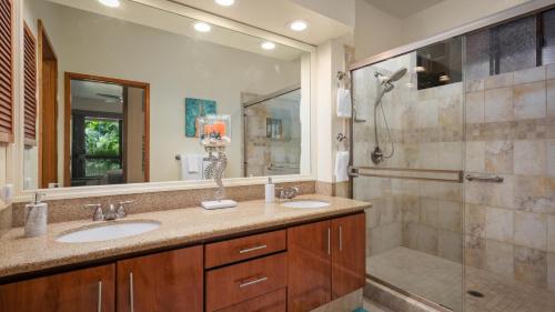 Ένα μπάνιο στο Spectacular Ground Floor Condo Sleeps 5