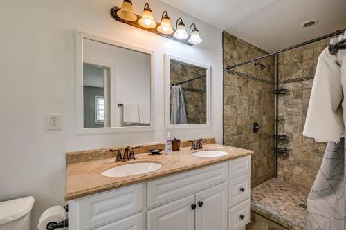 Un baño con dos lavabos y una ducha. en Golf Course Views and Games Galore - Vine Grove Gem!, en Vine Grove
