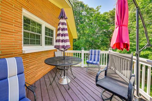 Golf Course Views and Games Galore - Vine Grove Gem!にあるバルコニーまたはテラス