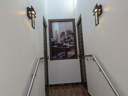 a hallway with stairs and a mirror on the wall at Moderna, Comoda Suite Nube en Tepotzotlán Centro in Tepotzotlán