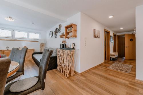 a dining room and living room with a table and chairs at Apart Letta in Huben