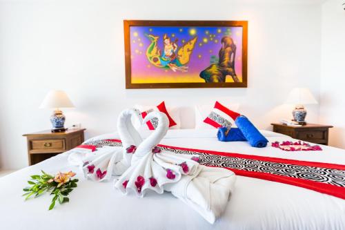 two swans are sitting on top of a bed at Lamai Coconut Beach Resort in Lamai