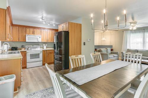 Η κουζίνα ή μικρή κουζίνα στο 4 Mi to Penn State Suburban Happy Valley Home