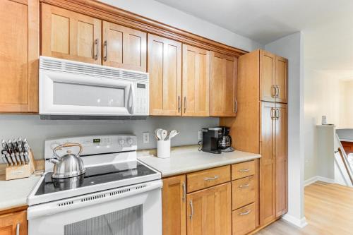 Η κουζίνα ή μικρή κουζίνα στο 4 Mi to Penn State Suburban Happy Valley Home